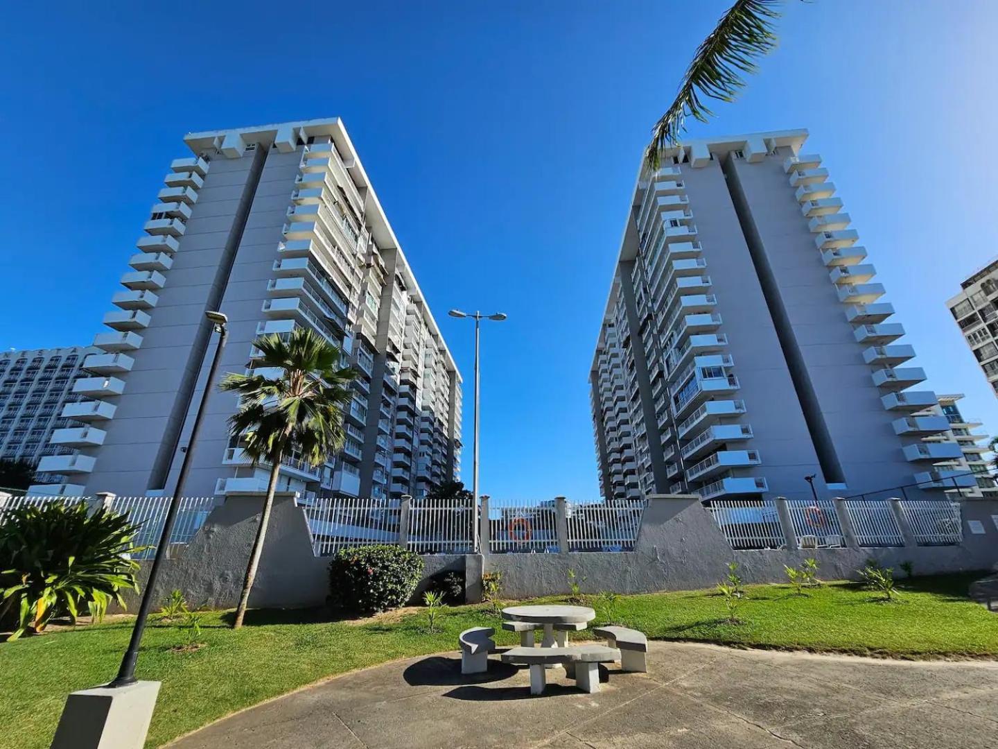 Steps From Foxwoods- Beachfront Retreat With Pools San Juan Eksteriør bilde